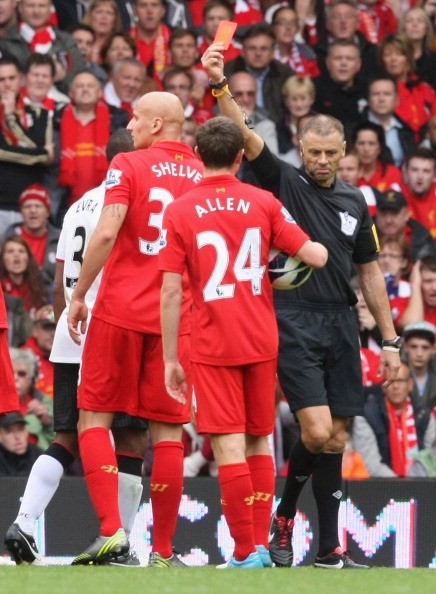 Nhưng trọng tài Halsey vẫn giữ lập trường, một thẻ đỏ cho tiền vệ của Liverpool...
